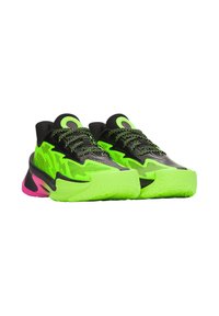 Neon groene sportschoenen met zwarte accenten, een bovenwerk van mesh, gestructureerde zolen en zwarte veteren met felgroene en roze details.