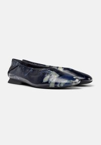 Ballerine blu navy con sottili motivi astratti verdi e bianchi, dotate di tacco basso e arrotondato e realizzate in morbido materiale di pelle.