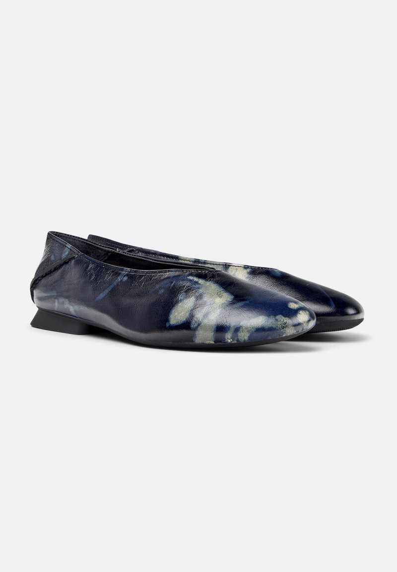 Ballerine blu navy con sottili motivi astratti verdi e bianchi, dotate di tacco basso e arrotondato e realizzate in morbido materiale di pelle.