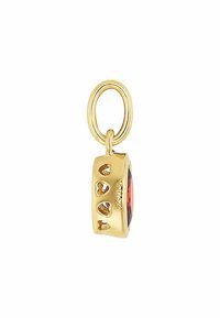 Ciondolo in oro con gemma rossa. Design circolare con motivi a cuore intagliati sui lati. Finitura liscia e accenti testurizzati.