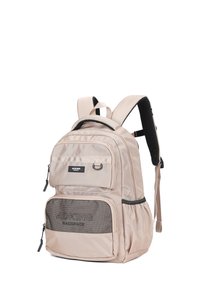 Sac à dos en nylon beige avec des bretelles rembourrées, plusieurs compartiments zippés, une poche en filet et un logo sur le devant.