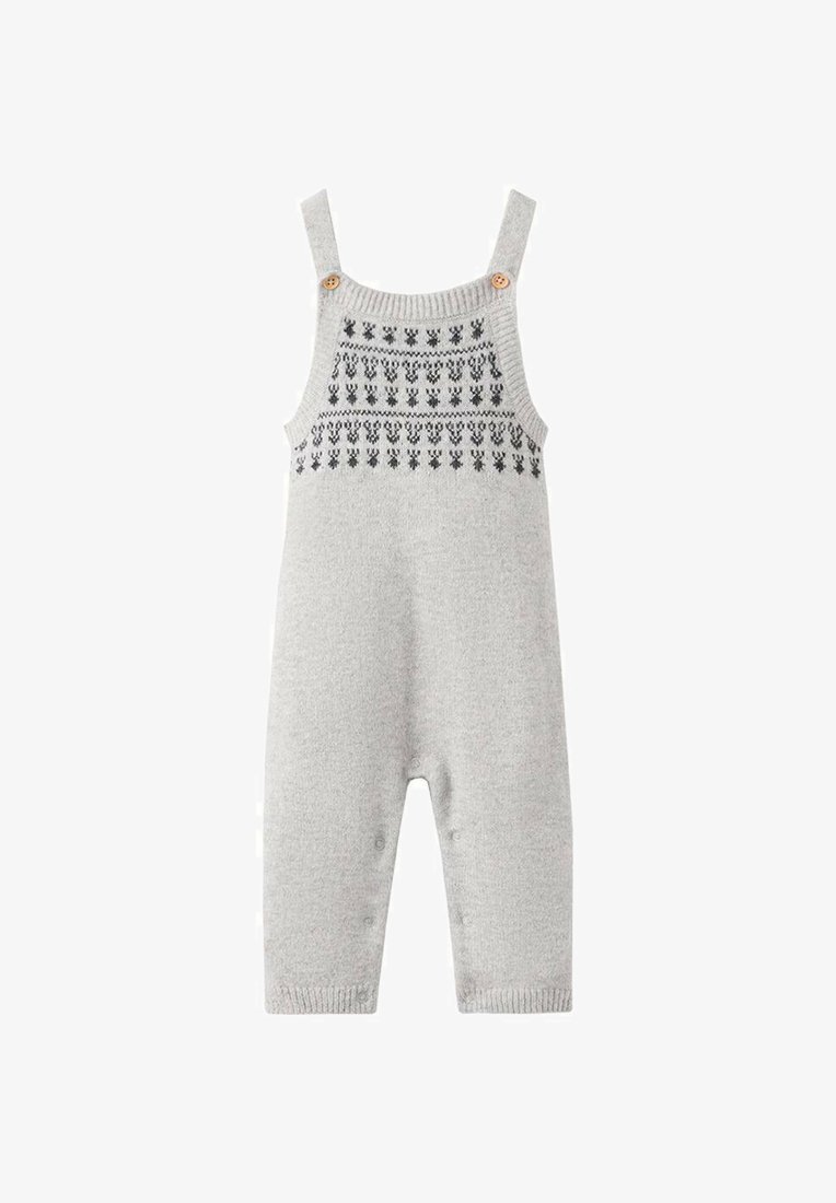 Grå strikket overall med justerbare stropper, prydet med træknapper og et dekorativt sort mønster over brystområdet.