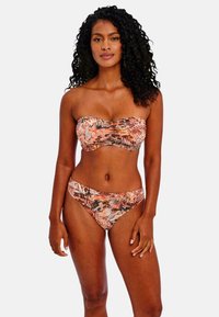 Bikini-set bestaande uit een bandeau-top en bijpassende laag uitgesneden broekjes, ontworpen met een abstract patroon in oranje, zwart en bruin. Gladde stoftextuur.