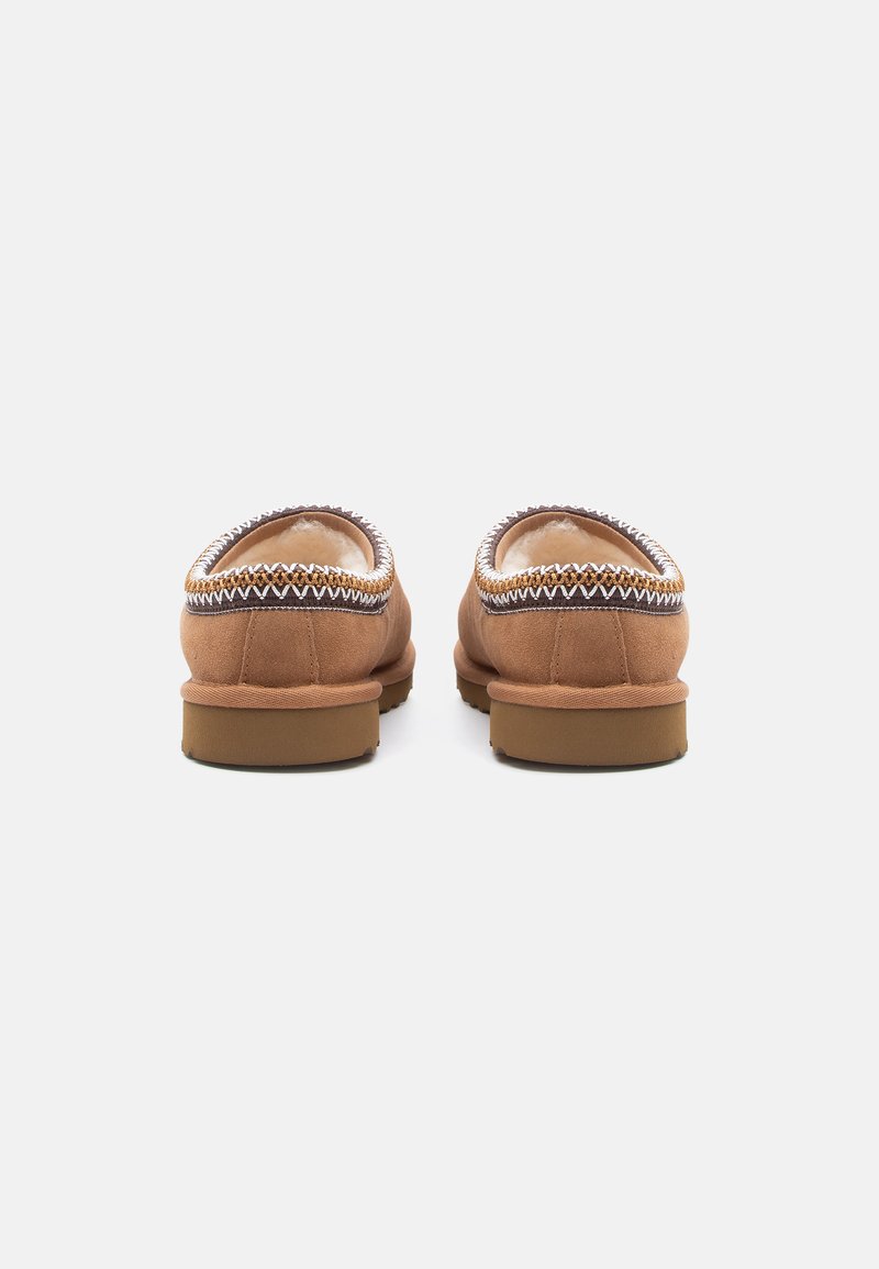 Brune ruskinds slip-on sko med rund tå, pyntet med en flettet søm og en blød indvendig foring. Flad gummisål for komfort.