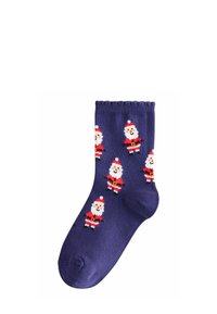 Lila Socken mit einem sich wiederholenden Muster kleiner Weihnachtsmann-Figuren in roten Anzügen, weißen Bärten und schwarzen Gürteln. Stricktextur mit einem gerüschten Bündchen.
