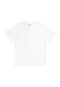 Biała bawełniana koszulka z krótkimi rękawami, okrągłym dekoltem i małą czarną metką z nadrukiem po lewej stronie klatki piersiowej. Miękka, gładka tekstura.