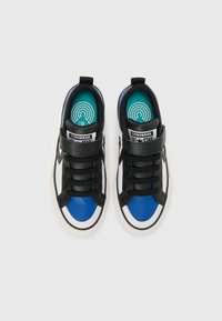 Czarno-niebieskie tenisówki z białymi akcentami, wykonane ze skóry i tkaniny, z paskiem, sznurowadłami i turkusową wkładką.