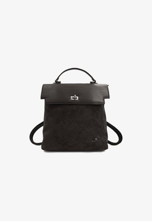 Zaino in pelle scamosciata nera e pelle con manico superiore, pattina anteriore, chiusura a scatto argento e due spallacci regolabili.