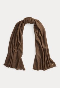 Hnedý pletený šál s textúrovaným vzorom, s franjami na okrajoch a jemným povrchom. Na jednom konci sa nachádza malá značka.