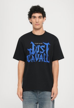 Svart bomull t-skjorte med løs passform, med dristig blå grafisk tekst "Fired Earth Just Cavalli" på framsiden. Korte ermer, rund hals.