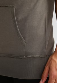 Urban Classics OPEN EDGE SLEEVELESS HOODY - Trükipildiga T-särk - olive