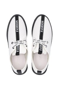 Bílé slip-on boty s perforovaným designem. Obsahují černé popruhy a šněrování s nápisem "FASHION", kulatou špičku a kontrastní černou podrážku.