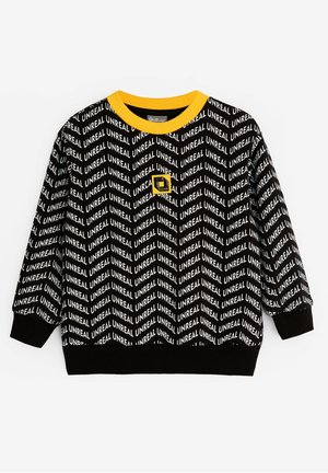 Sort sweatshirt med "UNREAL" tekstmønster, gul ribbet halsudskæring og blød tekstur, med et lille firkantet logo på brystet.