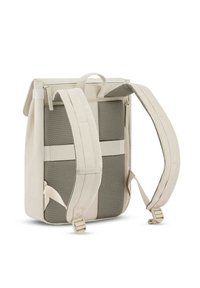 Zaino con un esterno beige chiaro e un pannello in tessuto grigio testurizzato. Spallacci regolabili in più punti e maniglia superiore per il trasporto.