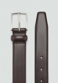 Cinturón de cuero marrón con una hebilla plateada brillante, que presenta una textura suave, forma recta y agujeros uniformemente espaciados para ajuste.