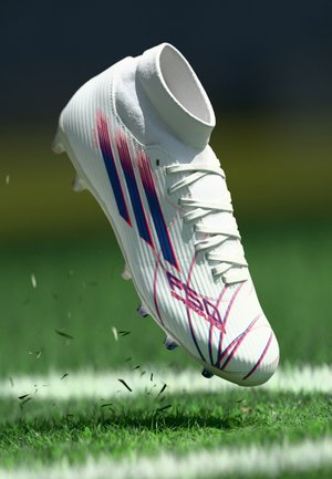 Futballcipők műfüves pályára - footwear white/team royal blue/lucid red