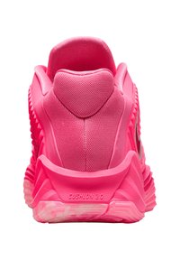 Scarpa da corsa rosa con tomaia in mesh, colletto imbottito, suola stratificata e dettagli testurizzati. Logo del marchio visibile sul lato.