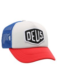 Gorra con una parte frontal gris, lados de malla azul y visera roja. Presenta un parche de logo "DEUS" en negro y blanco en la parte delantera.