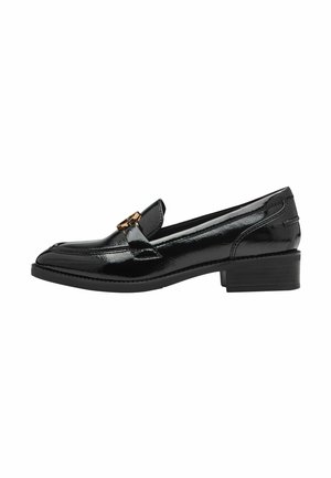 Mocassins en cuir verni noir avec un petit talon bloc, dotés d'une bande avant et de détails en matériel doré. Texture lisse et brillante.