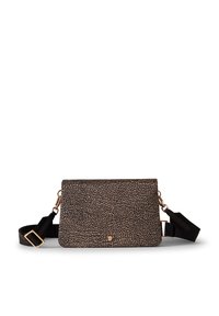 Borsa a tracolla nera e beige con superficie testurizzata, hardware dorato e tracolla regolabile. Forma rettangolare compatta.