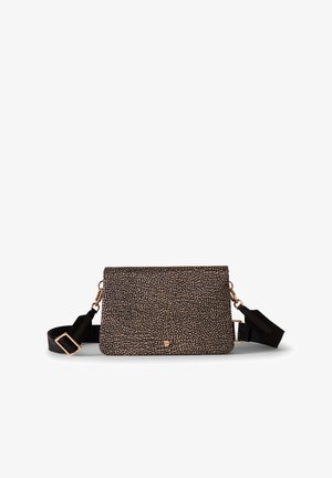 Borsa a tracolla nera e beige con superficie testurizzata, hardware dorato e tracolla regolabile. Forma rettangolare compatta.