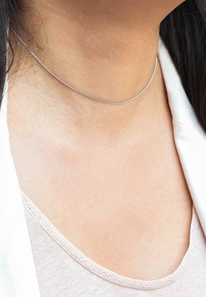 Zilveren choker ketting met een fijne, gladde ketting. Dicht bij de nek gedragen, heeft het een minimalistisch ontwerp zonder versieringen.