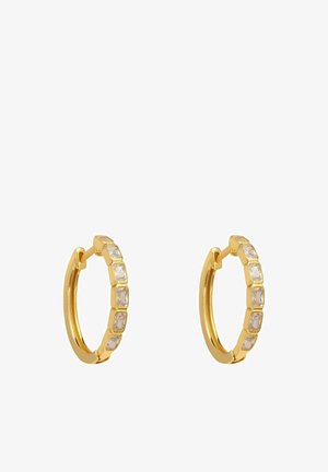 Orecchini a cerchio d'oro con strass rettangolari trasparenti lungo il bordo anteriore. Il design presenta una chiusura a cerniera.