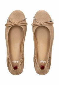 Ballerines en suède beige avec des orteils ronds, un nœud décoratif et des accents métalliques. Texture douce et bords élastiques pour un ajustement parfait.
