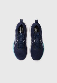 Scarpe da corsa navy con tomaia in mesh, dettagli bianchi e suola acqua. Presentano i lacci, il logo sulla linguetta e un design leggero.