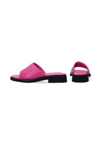 Roze rubberen slipper-sandalen met een brede band, zwarte rubberen zool en een lage hak. Gladde textuur en minimalistische stijl.
