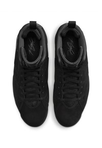 Černé tenisky s hladkým semišovým povrchem, zaoblenou špičkou a texturovanými akcenty. Ploché tkaničky a poutko vzadu pro snadné obouvání.