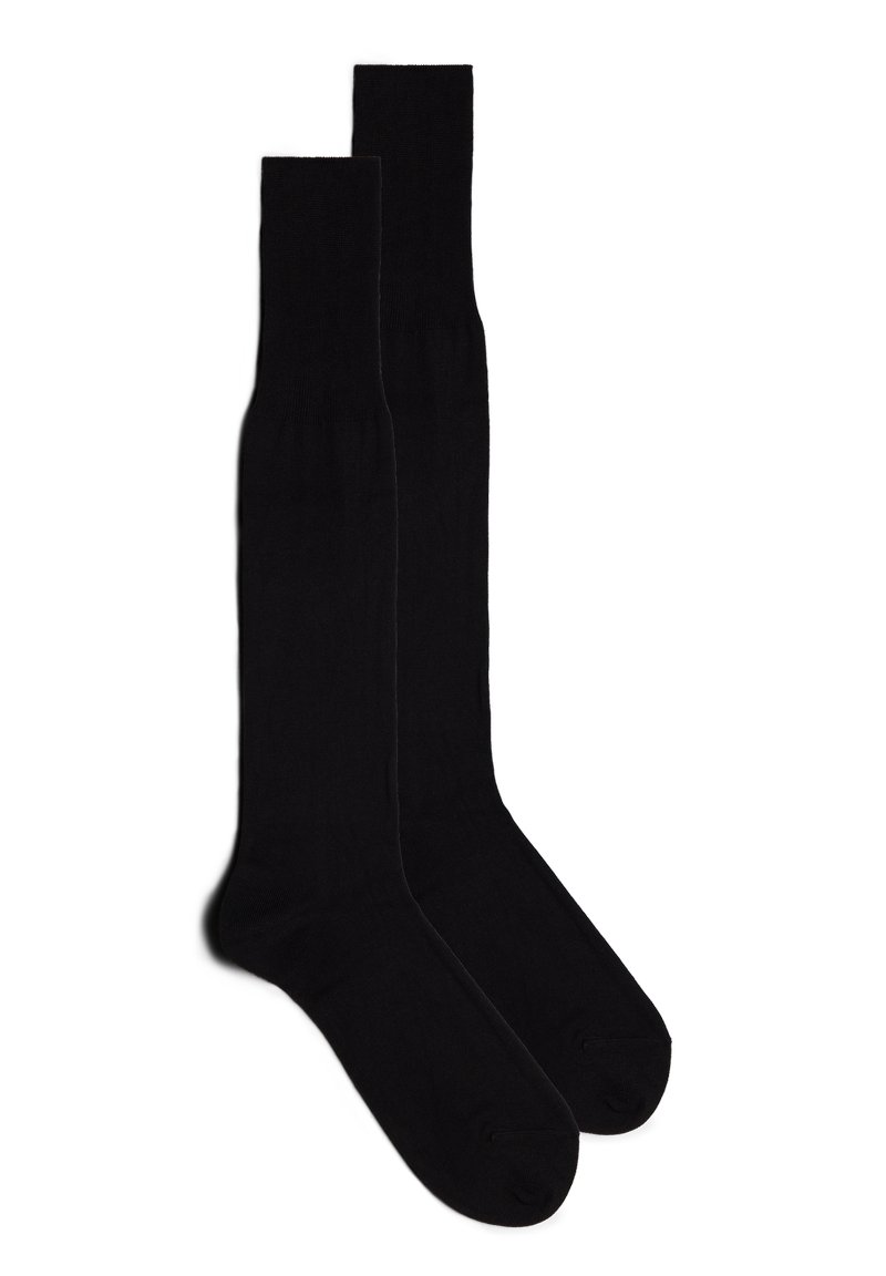 Calcetines de algodón negros de corte crew con puño acanalado, textura suave y punta reforzada, adecuados para uso casual o formal.
