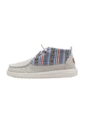 Chaussure en tissu gris avec une tige en textile à rayures multicolores, semelle en caoutchouc blanche et couture décorative le long du bord. Dotée d'un laçage.