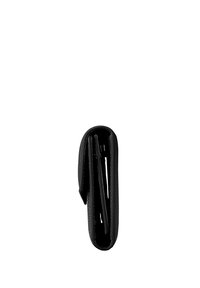 Portafoglio in pelle nera, design slim con finitura texturizzata, dotato di molteplici scomparti per carte e forma compatta piegata.
