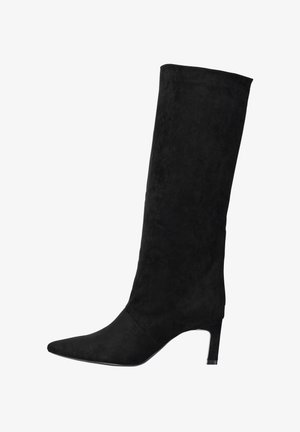Zwarte suède kniehoge laars met puntige neus en slanke, middelhoge hak, ontworpen voor damesmode.