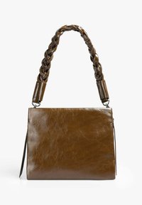 Bolso de mano de cuero marrón con forma estructurada. Presenta un asa trenzada y una textura suave. Cierre con cremallera en la parte superior.