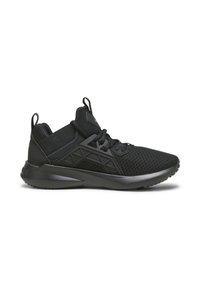 Baskets de sport noires avec tige en mesh, fermeture à lacets, col rembourré, languettes de traction au talon et à la languette, et semelle intermédiaire à motifs sur fond blanc.