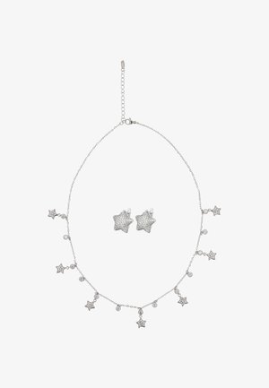 Set de bijuterii cu ton argintiu, care include un colier cu model de stele și stele atârnătoare, însoțit de cercei asortați, împodobite cu accente strălucitoare.