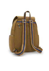 Mochila de tela marrón con forma redondeada, correas a rayas azules y beige, bolsillo frontal con cremallera y detalle en el bolsillo lateral.