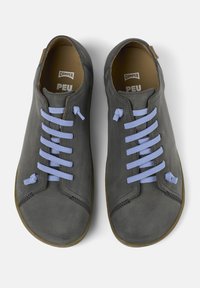 Scarpe in pelle grigia con lacci azzurri chiari, caratterizzate da una punta arrotondata e dettagli di cucitura minimi. Fodera interna di colore marrone.
