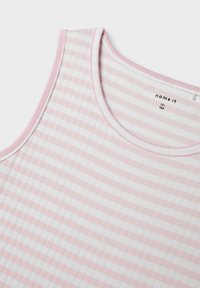 Débardeur rayé rose et blanc avec une texture côtelée. Présente un col rond et des bordures cousues. L'étiquette indique "name it".