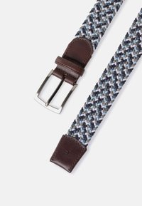 Geweven stoffen riem met blauwe, grijze en witte patronen; bruine leren accenten met een zilveren metalen gesp en lus.
