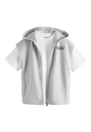 Hvid kortærmet rundhalset T-shirt lagdelt med en lysegrå ærmeløs hættetrøje med lynlås, der har hætte og lille sort tekst på brystet.