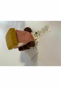 Jucărie din pluș în formă de vehicul, cu un corp roz, roți maro și un capac galben. Are un eticheta de îngrijire atașată pe partea laterală.