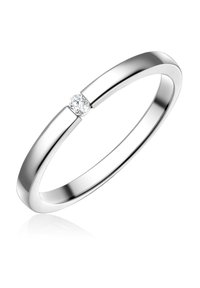 Sudraba gredzens ar gludu, noapaļotu joslu, kurā ir viens apaļš caurspīdīgs dārgakmens eleganti izceļots. Gluda tekstūra, minimālistisks stils.