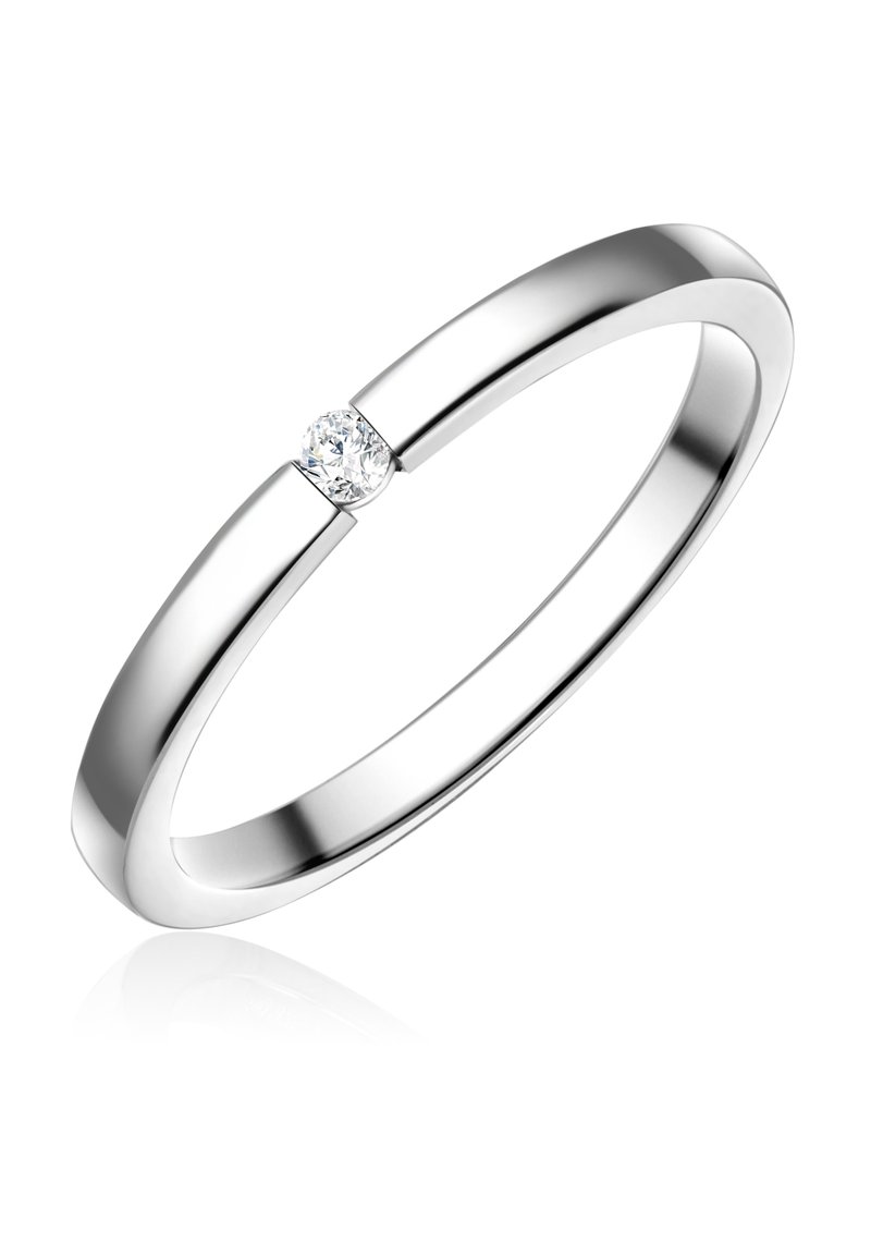 Sudraba gredzens ar gludu, noapaļotu joslu, kurā ir viens apaļš caurspīdīgs dārgakmens eleganti izceļots. Gluda tekstūra, minimālistisks stils.