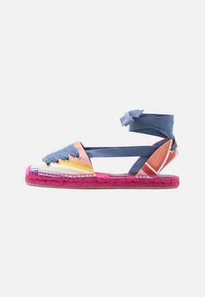 Sandalo espadrille piatto con suola rosa, punta chiusa multicolore, lacci azzurri e cinturino avvolgente alla caviglia su sfondo bianco.