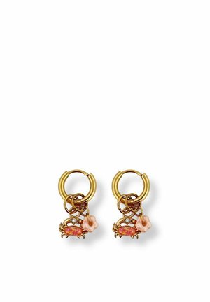 Goldene Creolen mit kleinen Krabben- und rosa Blumenanhängern, die an jedem Creolen hängen.