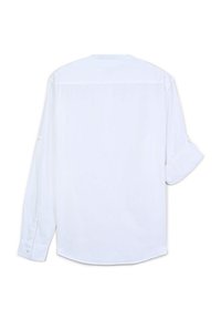 Camicia bianca a maniche lunghe con polsini abbottonati, cucitura sul retro, orlo arrotondato e tessuto morbido, progettata per una vestibilità rilassata.