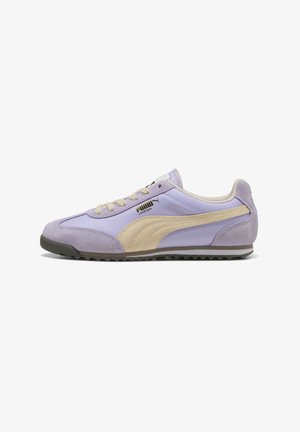Low-Profile Puma Arizona Sneaker in helllila mit beigen Wildleder-Akzenten und einer strukturierten schwarzen Sohle, seitlich dargestellt.